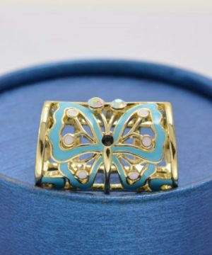 Šperk na šatku s motýľom v zlatej farbe je unikátna ozdoba. Má niekoľko využití, či už na šatku, šál, do vlasov, prípadne aj na klasické nosenie (2)