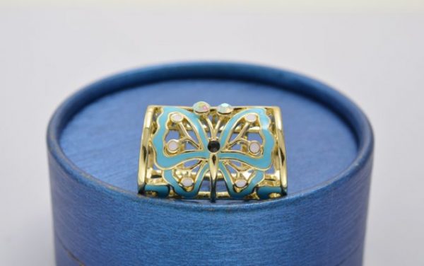 Šperk na šatku s motýľom v zlatej farbe je unikátna ozdoba. Má niekoľko využití, či už na šatku, šál, do vlasov, prípadne aj na klasické nosenie (2)