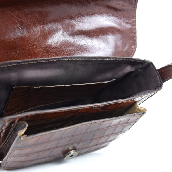 Malá kabelka crossbody z hovädzej kože s dezénom krokodíla v hnedej farbe - Image 9