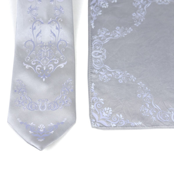 Hodvábna kravata + vreckovka vyrobená na Slovensku - Light Ornament Silver - Image 4