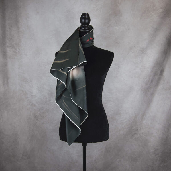 Hodvábna šatka ČERVENÁ ČIAPOČKA, 90 x 90cm, Made in SLOVAKIA - Image 4