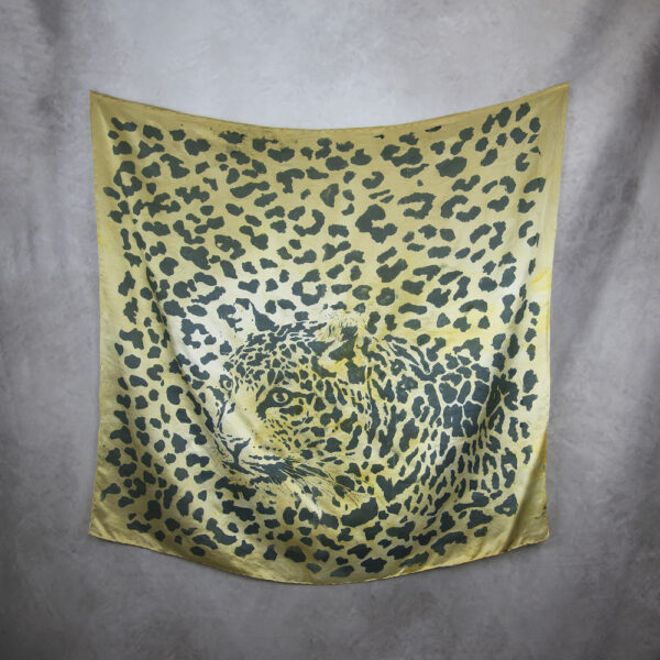 Ručne maľovaná hodvábna šatka KHAKI LEOPARD, 90 x 90cm, Vyrobené na Slovensku - Image 2