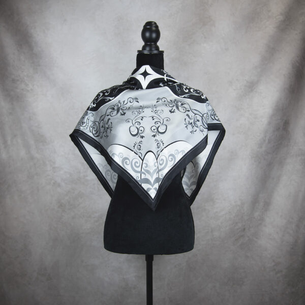 Hodvábna šatka ORNAMENT - SIVÝ, 90 x 90cm, Vyrobené na Slovensku