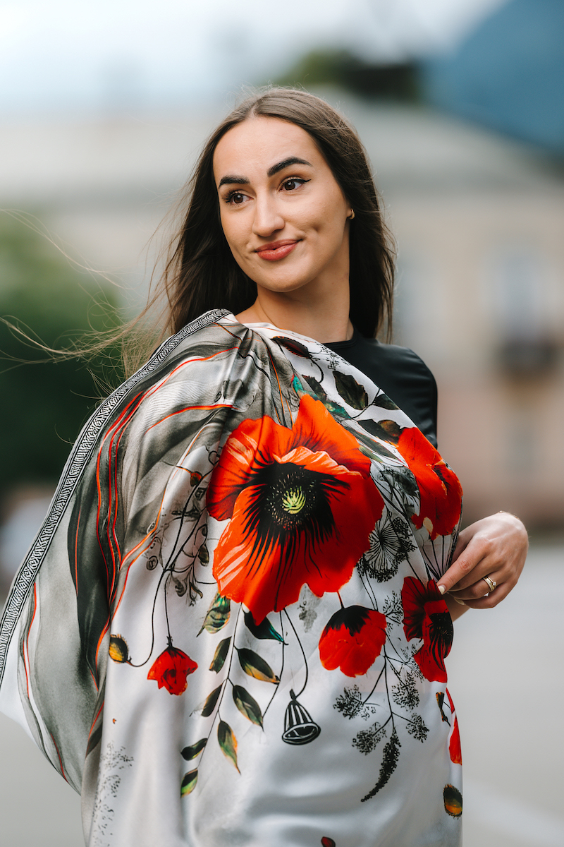 Hodvábna šatka MAK VLČÍ - SIVÝ, 90 x 90cm, Vyrobené na Slovensku – Obrázok 9