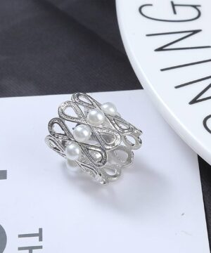 Alternative view of Brošňa na šatku a šál Infinity v striebornej farbe