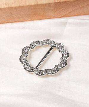 Alternative view of Luxusná spona na šatku a šál v štýlovom dizajne so sklíčkami v striebornej farbe