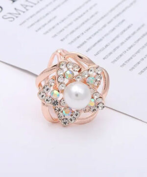 Ozdoba na šatku a šál v podobe kvetiny so sklíčkami