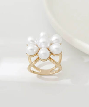 Ozdoba na šatku a šál s malými bielymi perličkami