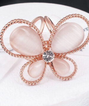 Ozdoba na šatku a šál v podobe ružovo zlatého motýľa