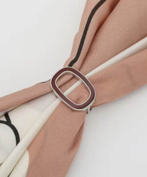 Ozdoba na šatku a šál v striebornej farbe s bordovým oválom