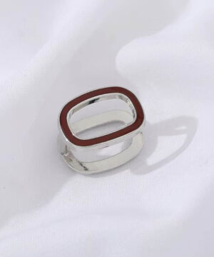 Alternative view of Ozdoba na šatku a šál v striebornej farbe s bordovým oválom