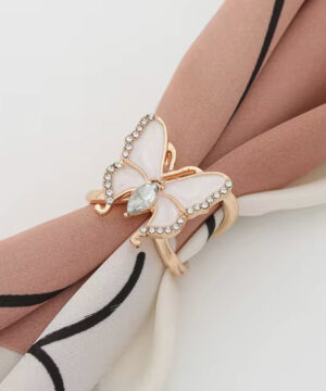 Ozdoba na šatku a šál v zlatej farbe s krémovým motýľom