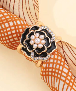 Ozdobná brošna na šatku alebo šál v tvare čiernej kvetiny