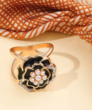 Alternative view of Ozdobná brošna na šatku alebo šál v tvare čiernej kvetiny