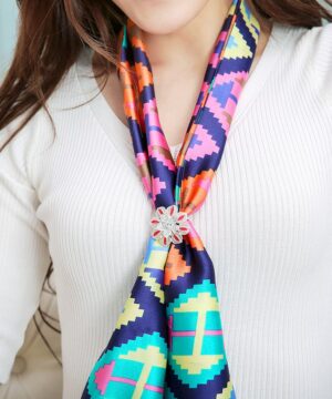 Alternative view of Ozdobný šperk na šatku v tvare ružového kvetu