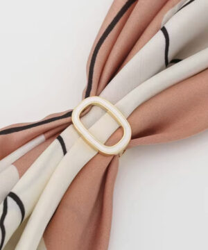 Ozdoba na šatku a šál v zlatej farbe s bielym oválom