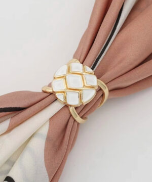 Brošňa na šatku a šál – biela pečať v zlatej kombinácii