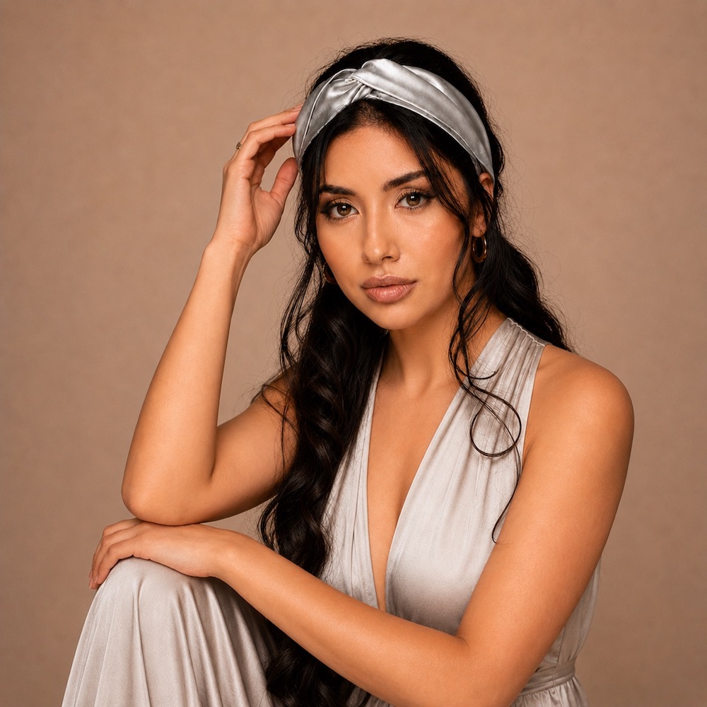 Strieborná hodvábna čelenka do vlasov | Elegantný luxusný doplnok – Obrázok 3