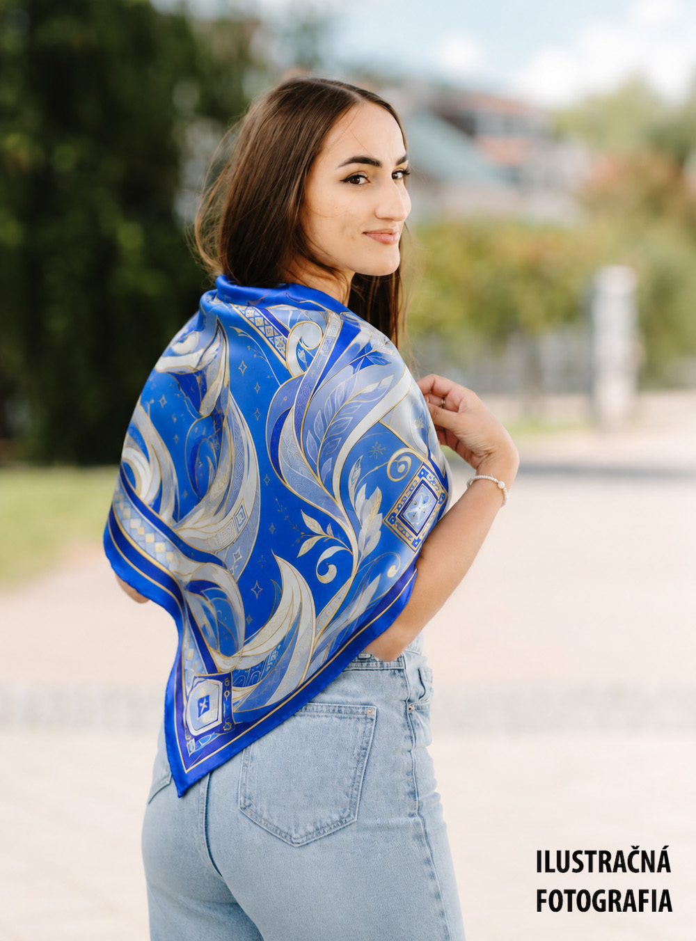 Hodvábna šatka LÍŠKA – MODRÁ, 90 x 90cm, Vyrobené na Slovensku – Obrázok 6